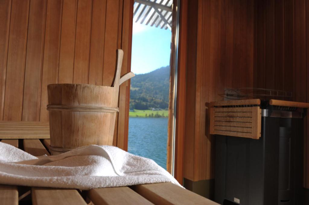 Seehotel Enzian Weissensee Exterior photo